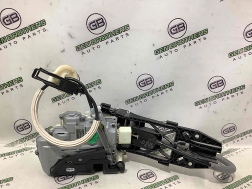 Замок двери передней левой 1370-252 Volkswagen Touareg  8J1837015B 