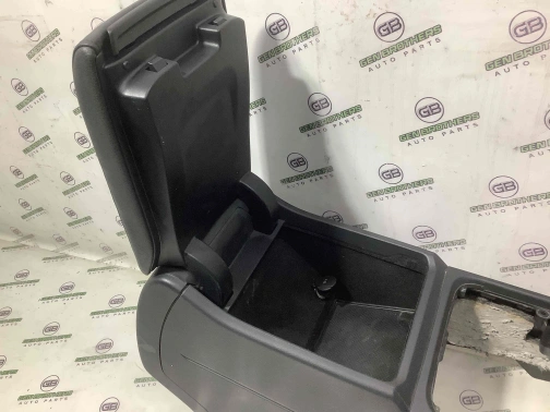 Консоль 1370-542 Volkswagen Touareg  7P1863243 
