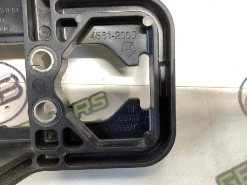 Кронштейн ручки дверей 4467-111 Jeep Grand Cherokee 15 - 20  04589888AD 