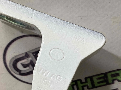Петля дверей, замка дверей 7399-370 Volkswagen Touareg  8K0831402A 