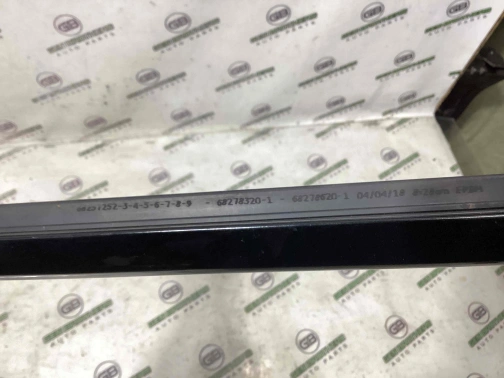 Уплотнитель стекла/двери 7557-163 Jeep Grand Cherokee 15 - 20  68278320AC 