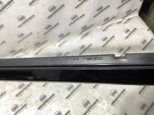 Уплотнитель стекла/двери 7557-164 Jeep Grand Cherokee 15 - 20  68278621AC 