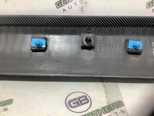 Молдинг двери передней правой 8334-256 Jeep Compass 17-23  5UP24RXFAB 
